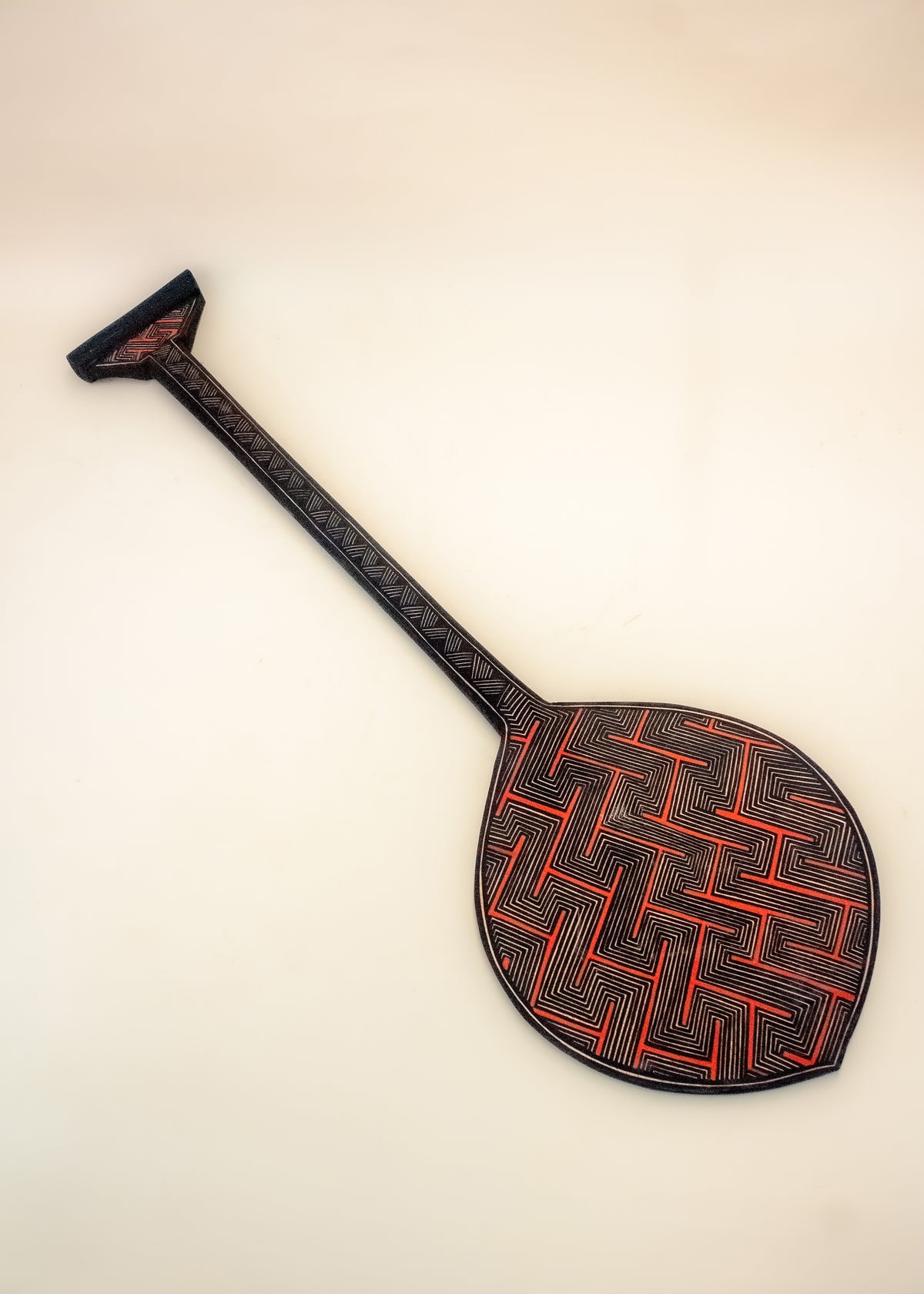 Os Remos indígenas são feitos de madeira que vem da floresta em pé, e são esculpidos e pintados à mão pelos povos indígenas do Brasil. Ganhe 10% de desconto na sua primeira compra!