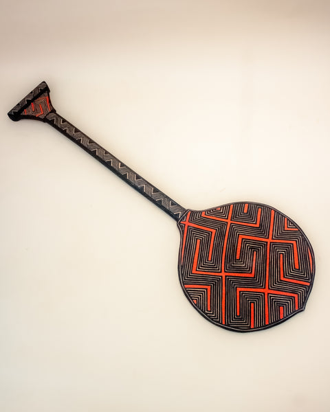 Os Remos indígenas são feitos de madeira que vem da floresta em pé, e são esculpidos e pintados à mão pelos povos indígenas do Brasil. Ganhe 10% de desconto na sua primeira compra!