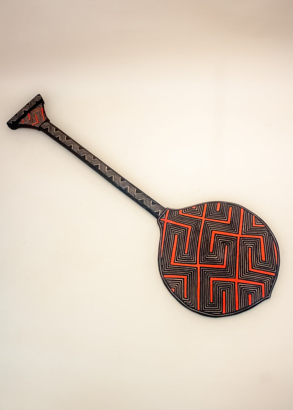 Os Remos indígenas são feitos de madeira que vem da floresta em pé, e são esculpidos e pintados à mão pelos povos indígenas do Brasil. Ganhe 10% de desconto na sua primeira compra!