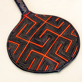 Os Remos indígenas são feitos de madeira que vem da floresta em pé, e são esculpidos e pintados à mão pelos povos indígenas do Brasil. Ganhe 10% de desconto na sua primeira compra!