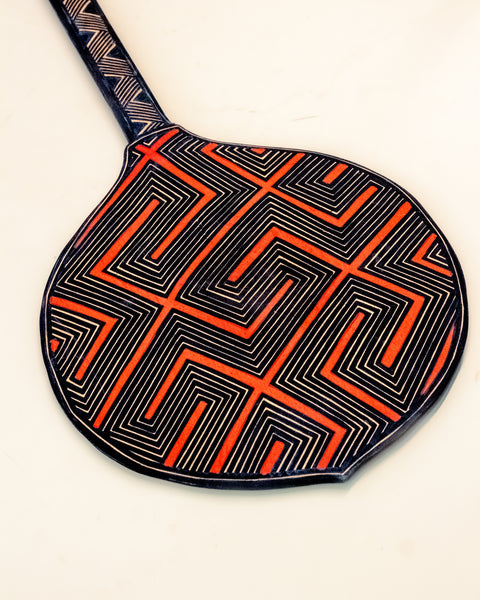 Os Remos indígenas são feitos de madeira que vem da floresta em pé, e são esculpidos e pintados à mão pelos povos indígenas do Brasil. Ganhe 10% de desconto na sua primeira compra!