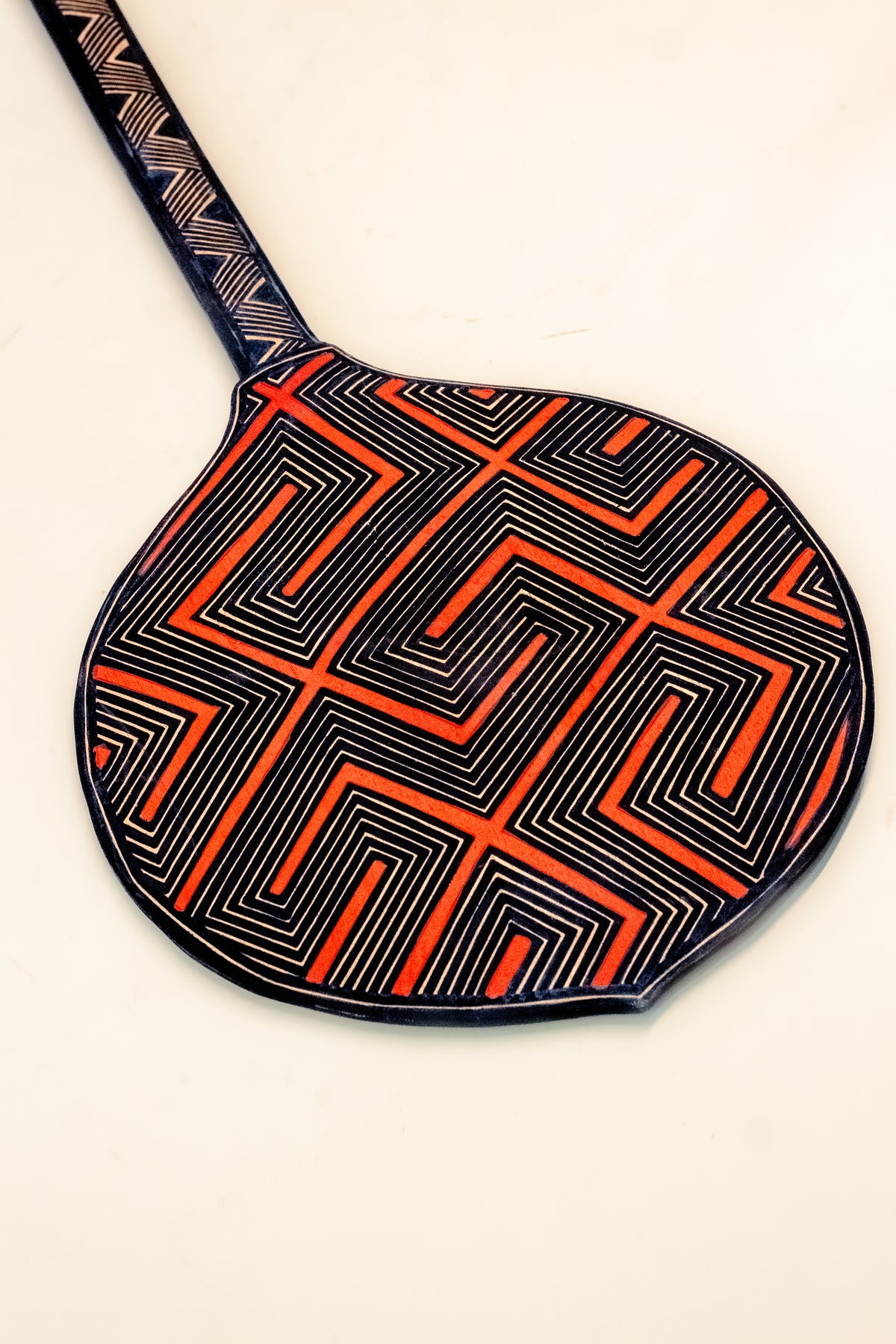 Os Remos indígenas são feitos de madeira que vem da floresta em pé, e são esculpidos e pintados à mão pelos povos indígenas do Brasil. Ganhe 10% de desconto na sua primeira compra!