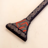 Os Remos indígenas são feitos de madeira que vem da floresta em pé, e são esculpidos e pintados à mão pelos povos indígenas do Brasil. Ganhe 10% de desconto na sua primeira compra!