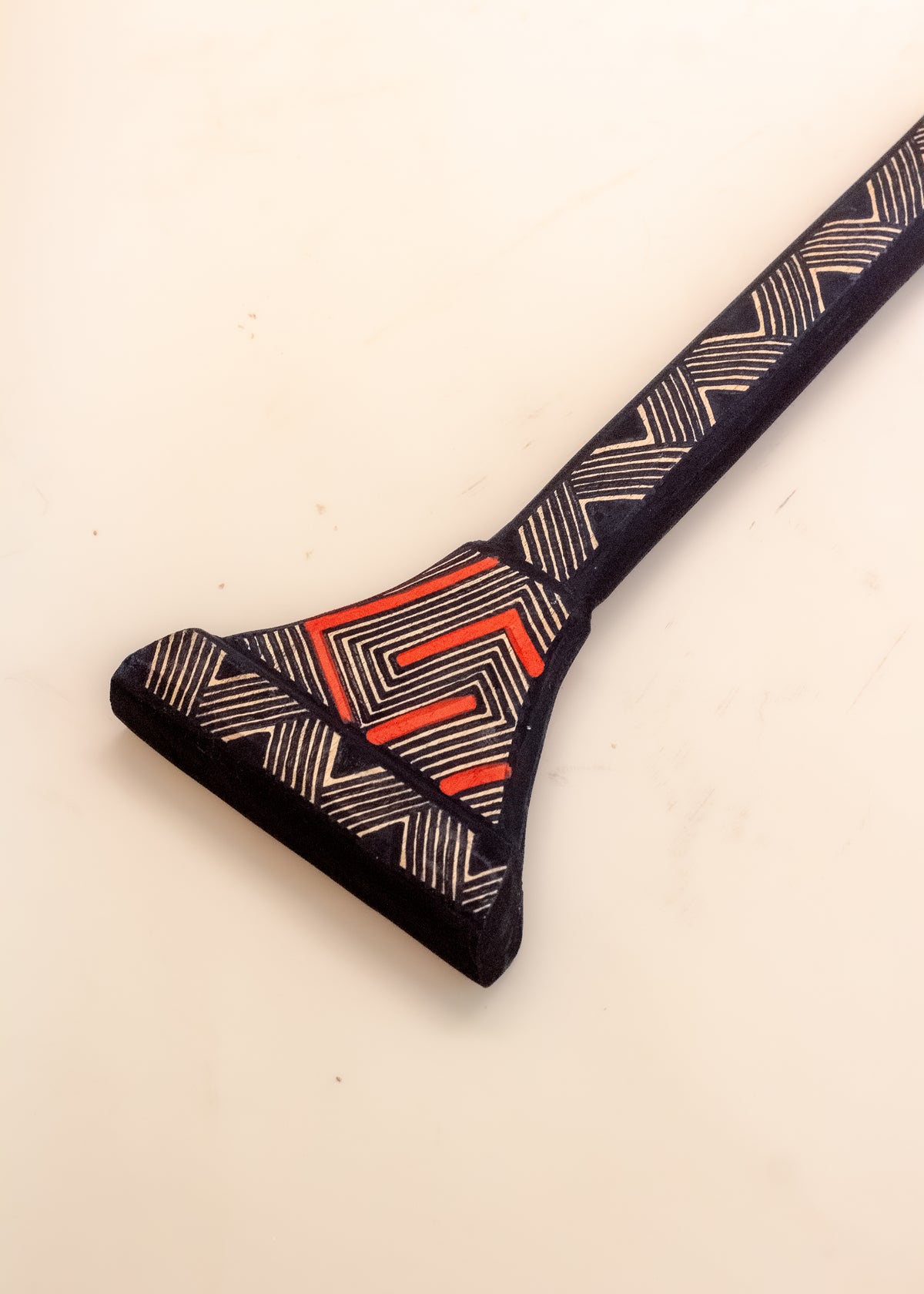 Os Remos indígenas são feitos de madeira que vem da floresta em pé, e são esculpidos e pintados à mão pelos povos indígenas do Brasil. Ganhe 10% de desconto na sua primeira compra!