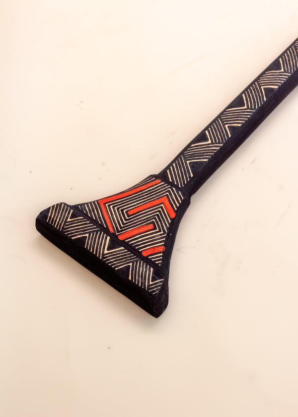 Os Remos indígenas são feitos de madeira que vem da floresta em pé, e são esculpidos e pintados à mão pelos povos indígenas do Brasil. Ganhe 10% de desconto na sua primeira compra!