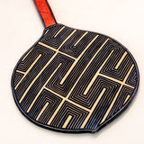 Os Remos indígenas são feitos de madeira que vem da floresta em pé, e são esculpidos e pintados à mão pelos povos indígenas do Brasil. Ganhe 10% de desconto na sua primeira compra!