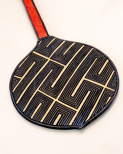 Os Remos indígenas são feitos de madeira que vem da floresta em pé, e são esculpidos e pintados à mão pelos povos indígenas do Brasil. Ganhe 10% de desconto na sua primeira compra!