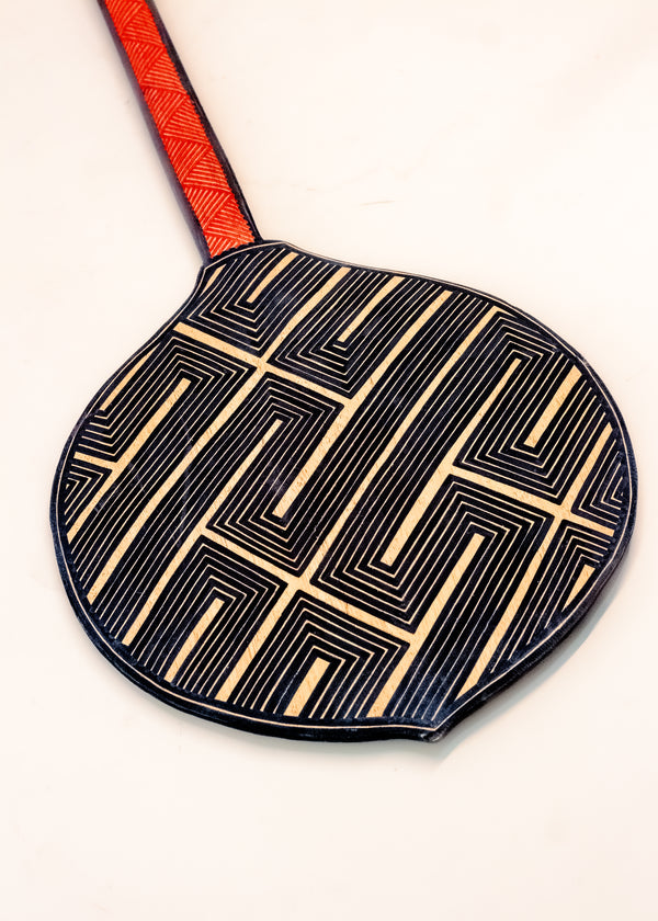 Os Remos indígenas são feitos de madeira que vem da floresta em pé, e são esculpidos e pintados à mão pelos povos indígenas do Brasil. Ganhe 10% de desconto na sua primeira compra!