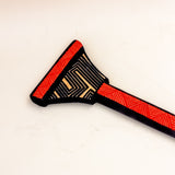 Os Remos indígenas são feitos de madeira que vem da floresta em pé, e são esculpidos e pintados à mão pelos povos indígenas do Brasil. Ganhe 10% de desconto na sua primeira compra!