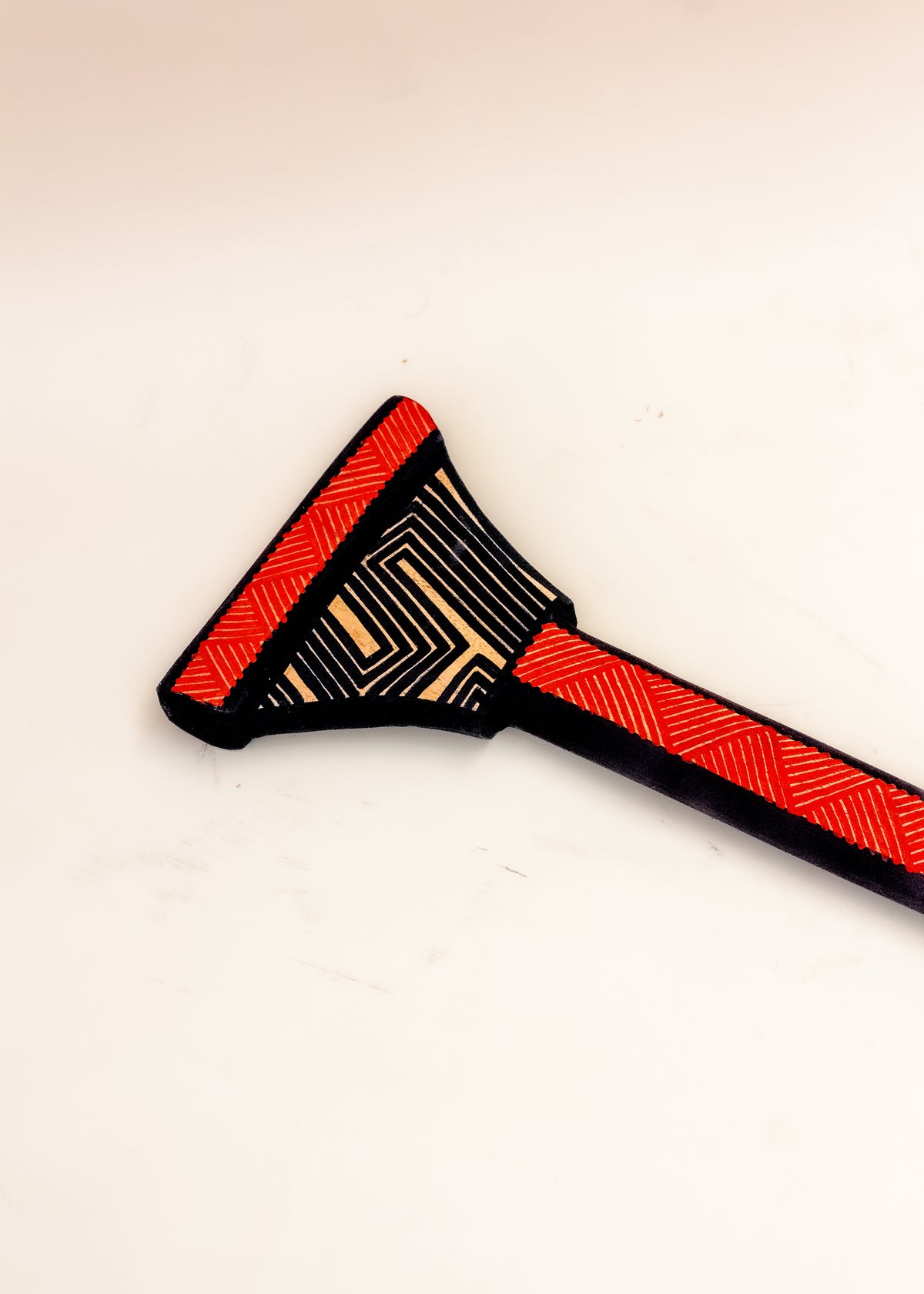 Os Remos indígenas são feitos de madeira que vem da floresta em pé, e são esculpidos e pintados à mão pelos povos indígenas do Brasil. Ganhe 10% de desconto na sua primeira compra!