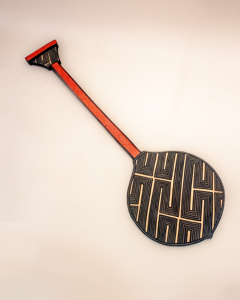 Os Remos indígenas são feitos de madeira que vem da floresta em pé, e são esculpidos e pintados à mão pelos povos indígenas do Brasil. Ganhe 10% de desconto na sua primeira compra!