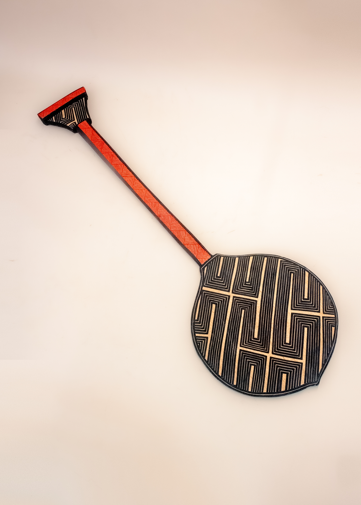 Os Remos indígenas são feitos de madeira que vem da floresta em pé, e são esculpidos e pintados à mão pelos povos indígenas do Brasil. Ganhe 10% de desconto na sua primeira compra!