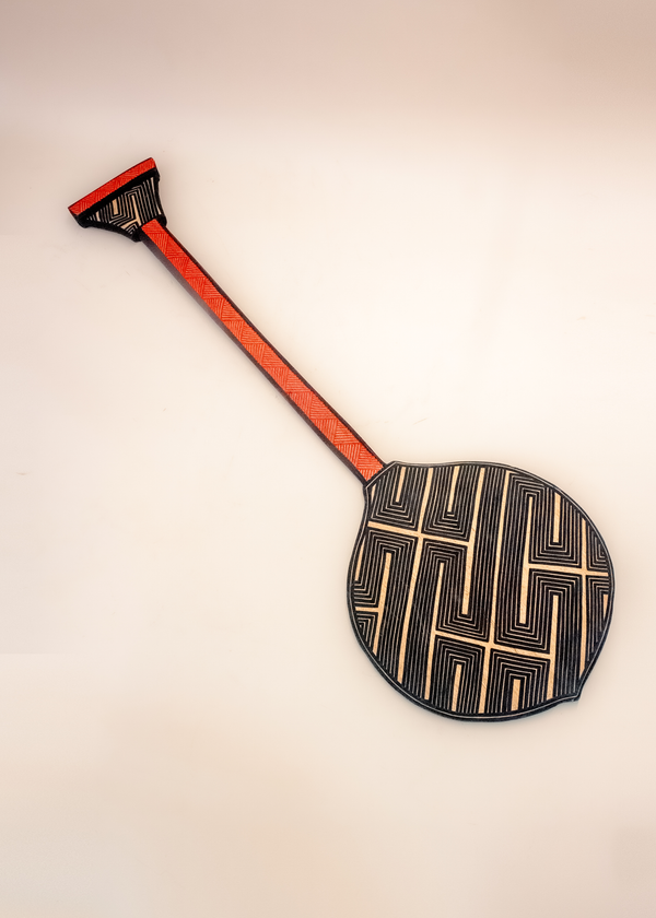 Os Remos indígenas são feitos de madeira que vem da floresta em pé, e são esculpidos e pintados à mão pelos povos indígenas do Brasil. Ganhe 10% de desconto na sua primeira compra!