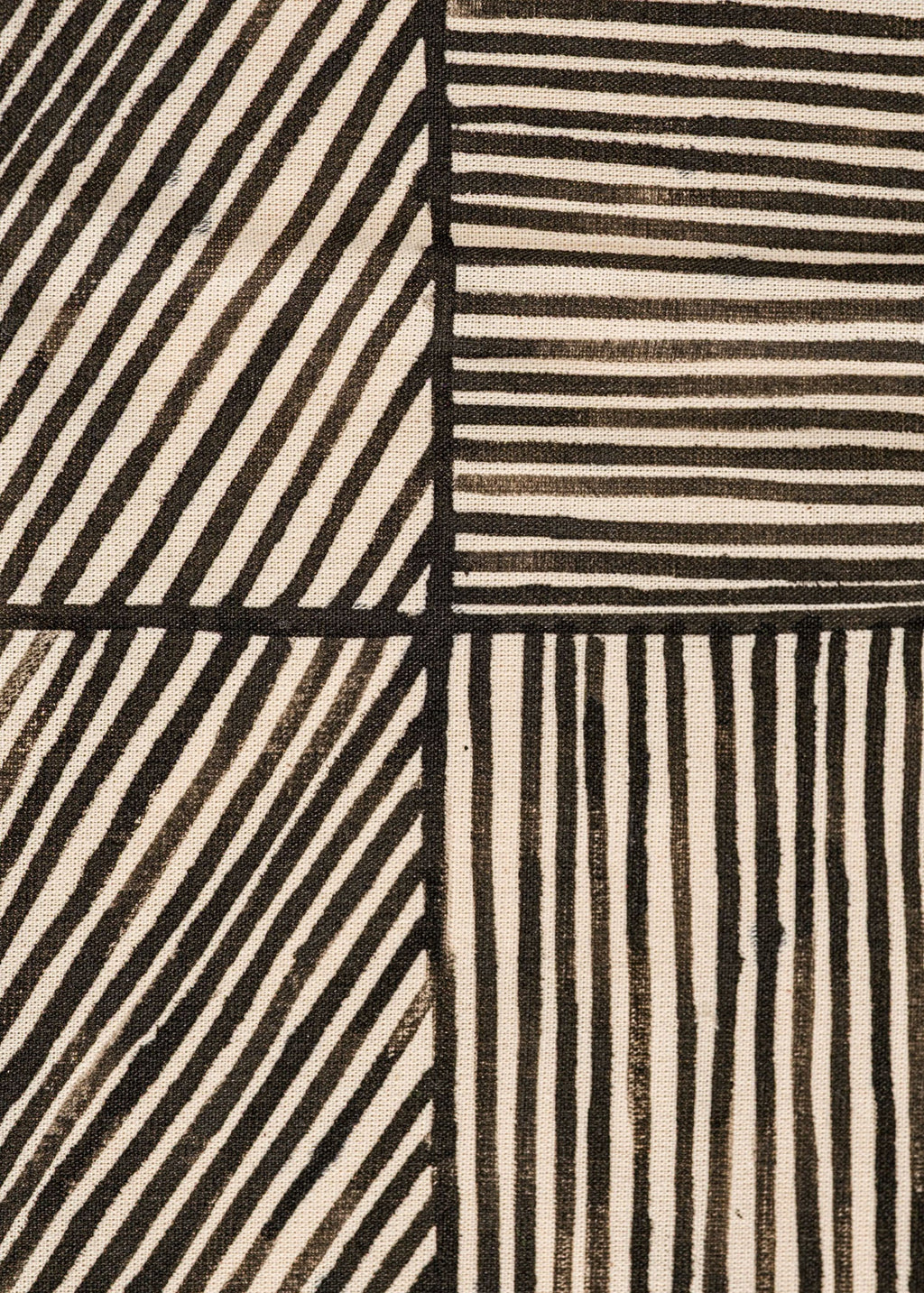 Tela com grafismos indígena preta e branca feita pelo povo Kayapó, artesanato indígena brasileiro