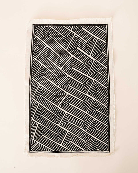 A pintura em tecido é uma inovação criativa indígena a partir de um dos aspectos mais característicos de suas culturas: a pintura corporal. A Tucum tem o prazer de apresentar toda a força e a beleza das pinturas indígenas!  Ganhe 10% de desconto na sua primeira compra!