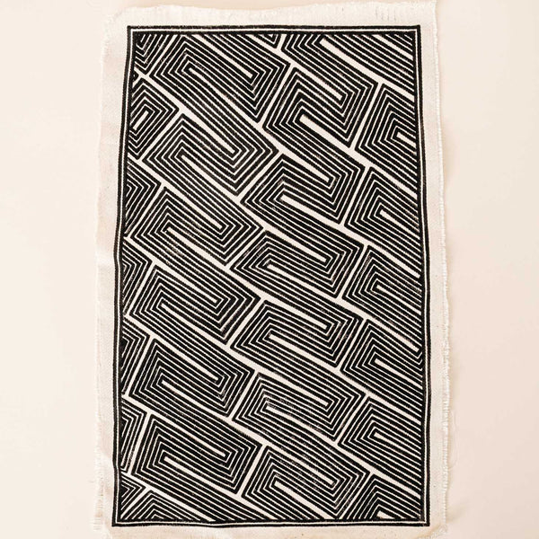 A pintura em tecido é uma inovação criativa indígena a partir de um dos aspectos mais característicos de suas culturas: a pintura corporal. A Tucum tem o prazer de apresentar toda a força e a beleza das pinturas indígenas!  Ganhe 10% de desconto na sua primeira compra!