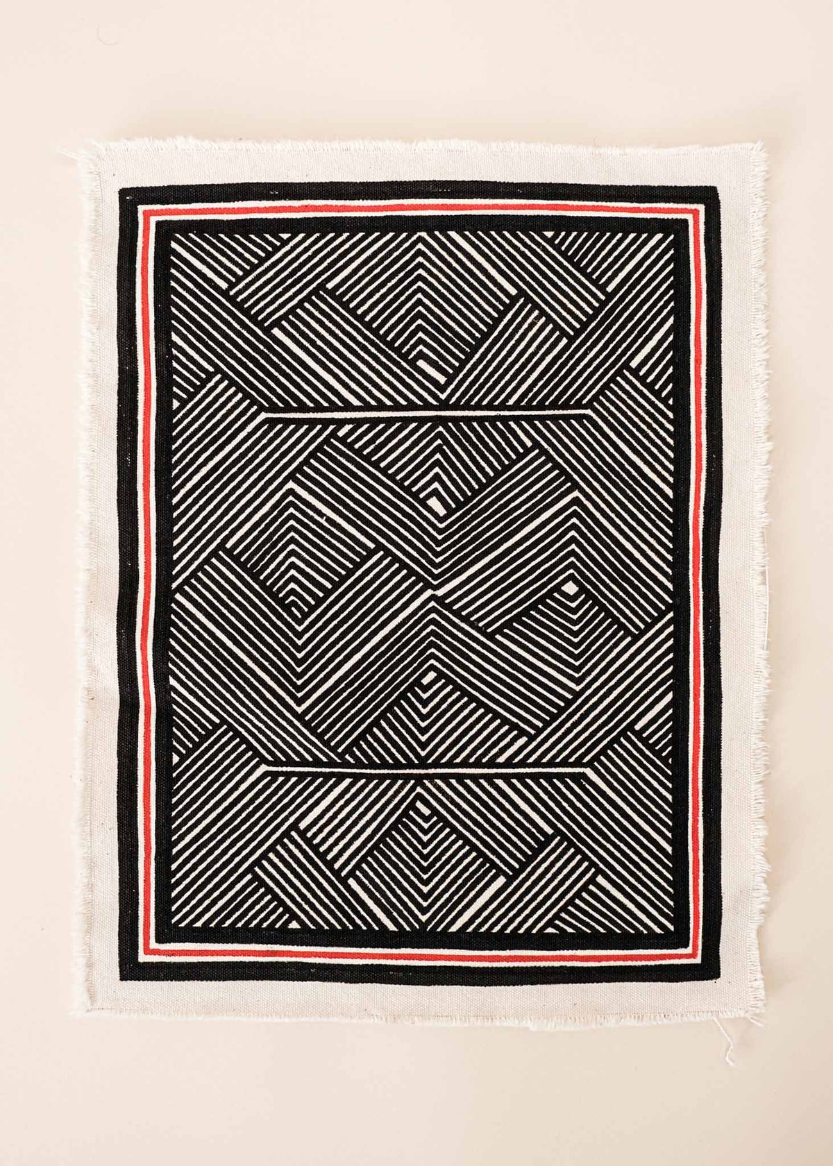 A pintura em tecido é uma inovação criativa indígena a partir de um dos aspectos mais característicos de suas culturas: a pintura corporal. A Tucum tem o prazer de apresentar toda a força e a beleza das pinturas indígenas!  Ganhe 10% de desconto na sua primeira compra!