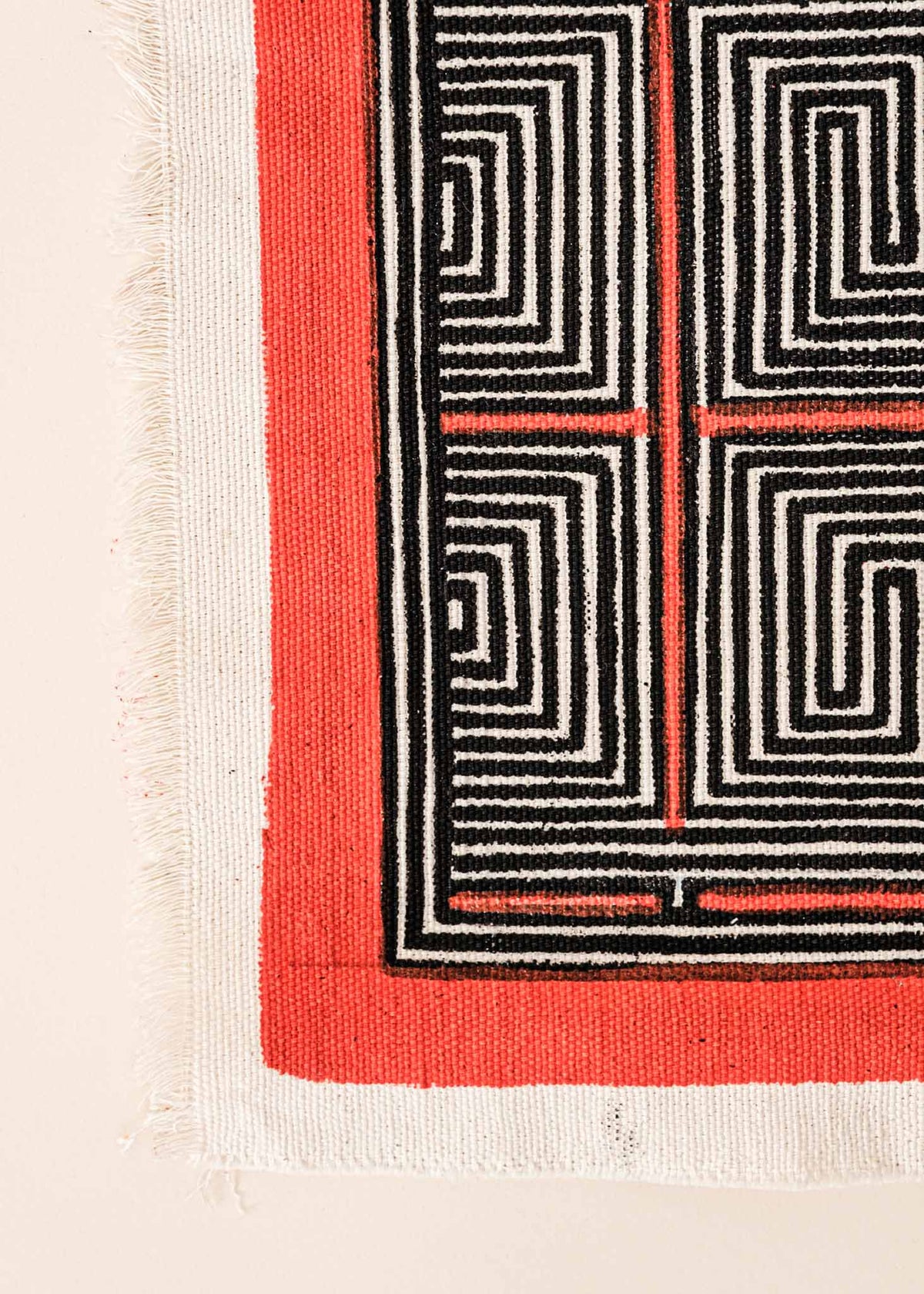 A pintura em tecido é uma inovação criativa indígena a partir de um dos aspectos mais característicos de suas culturas: a pintura corporal. A Tucum tem o prazer de apresentar toda a força e a beleza das pinturas indígenas!  Ganhe 10% de desconto na sua primeira compra!