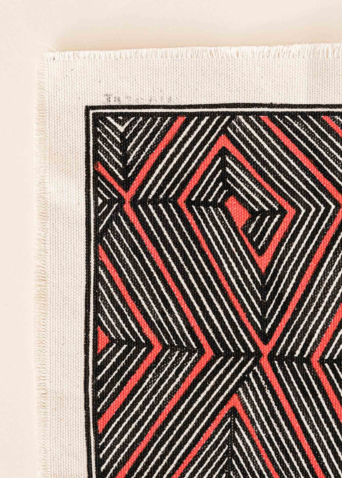 A pintura em tecido é uma inovação criativa indígena a partir de um dos aspectos mais característicos de suas culturas: a pintura corporal. A Tucum tem o prazer de apresentar toda a força e a beleza das pinturas indígenas!  Ganhe 10% de desconto na sua primeira compra!