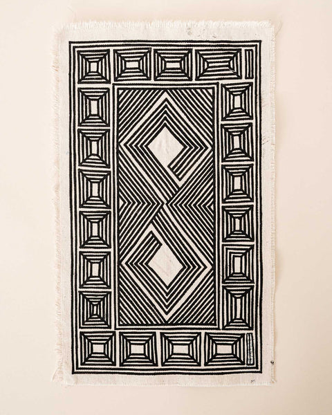 A pintura em tecido é uma inovação criativa indígena a partir de um dos aspectos mais característicos de suas culturas: a pintura corporal. A Tucum tem o prazer de apresentar toda a força e a beleza das pinturas indígenas!  Ganhe 10% de desconto na sua primeira compra!
