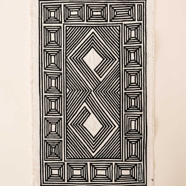 A pintura em tecido é uma inovação criativa indígena a partir de um dos aspectos mais característicos de suas culturas: a pintura corporal. A Tucum tem o prazer de apresentar toda a força e a beleza das pinturas indígenas!  Ganhe 10% de desconto na sua primeira compra!
