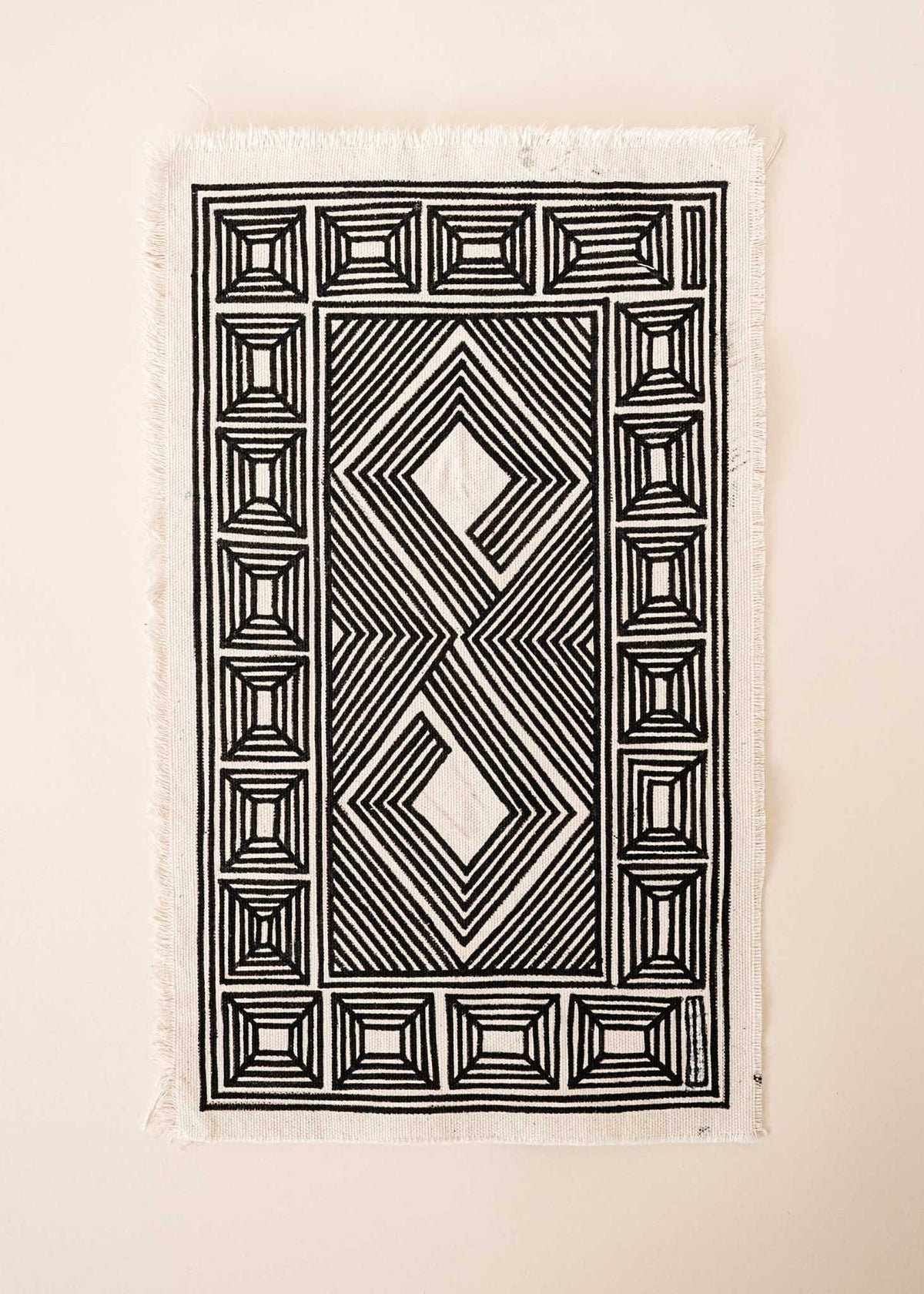 A pintura em tecido é uma inovação criativa indígena a partir de um dos aspectos mais característicos de suas culturas: a pintura corporal. A Tucum tem o prazer de apresentar toda a força e a beleza das pinturas indígenas!  Ganhe 10% de desconto na sua primeira compra!
