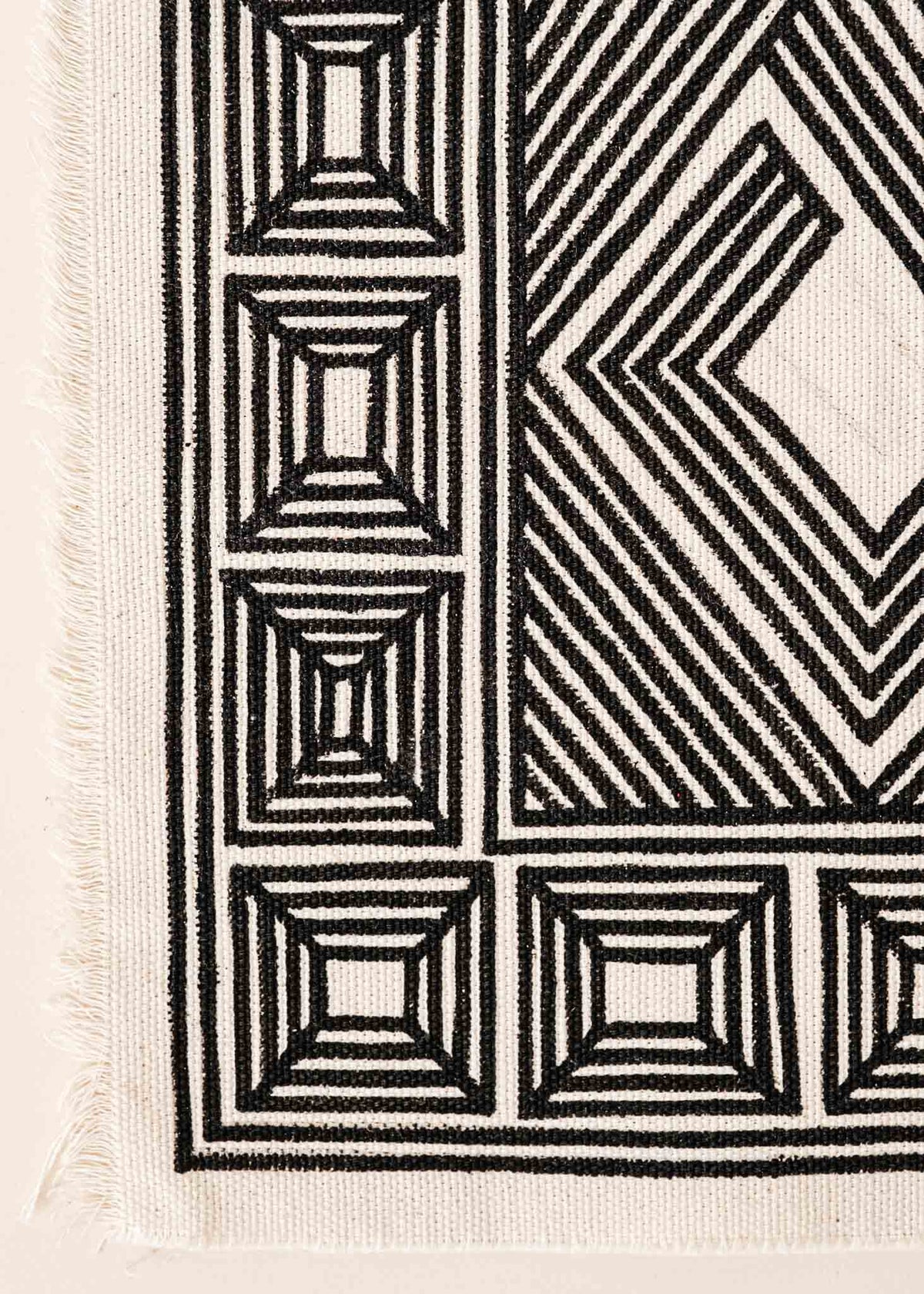 A pintura em tecido é uma inovação criativa indígena a partir de um dos aspectos mais característicos de suas culturas: a pintura corporal. A Tucum tem o prazer de apresentar toda a força e a beleza das pinturas indígenas!  Ganhe 10% de desconto na sua primeira compra!
