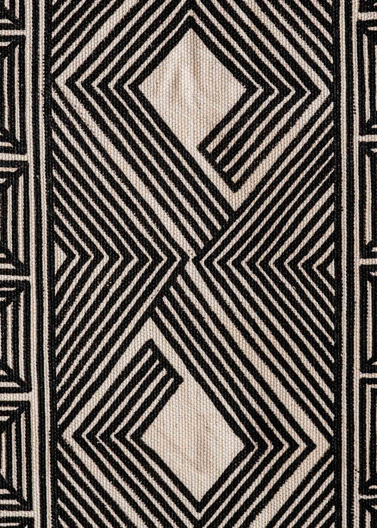 A pintura em tecido é uma inovação criativa indígena a partir de um dos aspectos mais característicos de suas culturas: a pintura corporal. A Tucum tem o prazer de apresentar toda a força e a beleza das pinturas indígenas!  Ganhe 10% de desconto na sua primeira compra!
