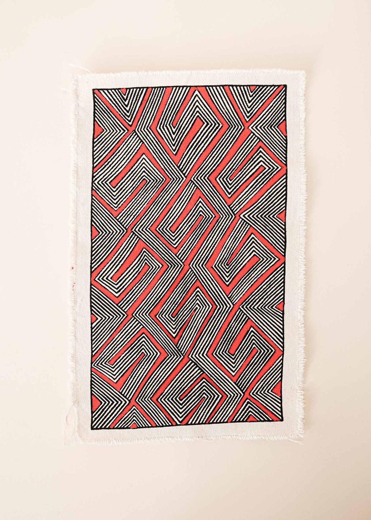 A pintura em tecido é uma inovação criativa indígena a partir de um dos aspectos mais característicos de suas culturas: a pintura corporal. A Tucum tem o prazer de apresentar toda a força e a beleza das pinturas indígenas!  Ganhe 10% de desconto na sua primeira compra!