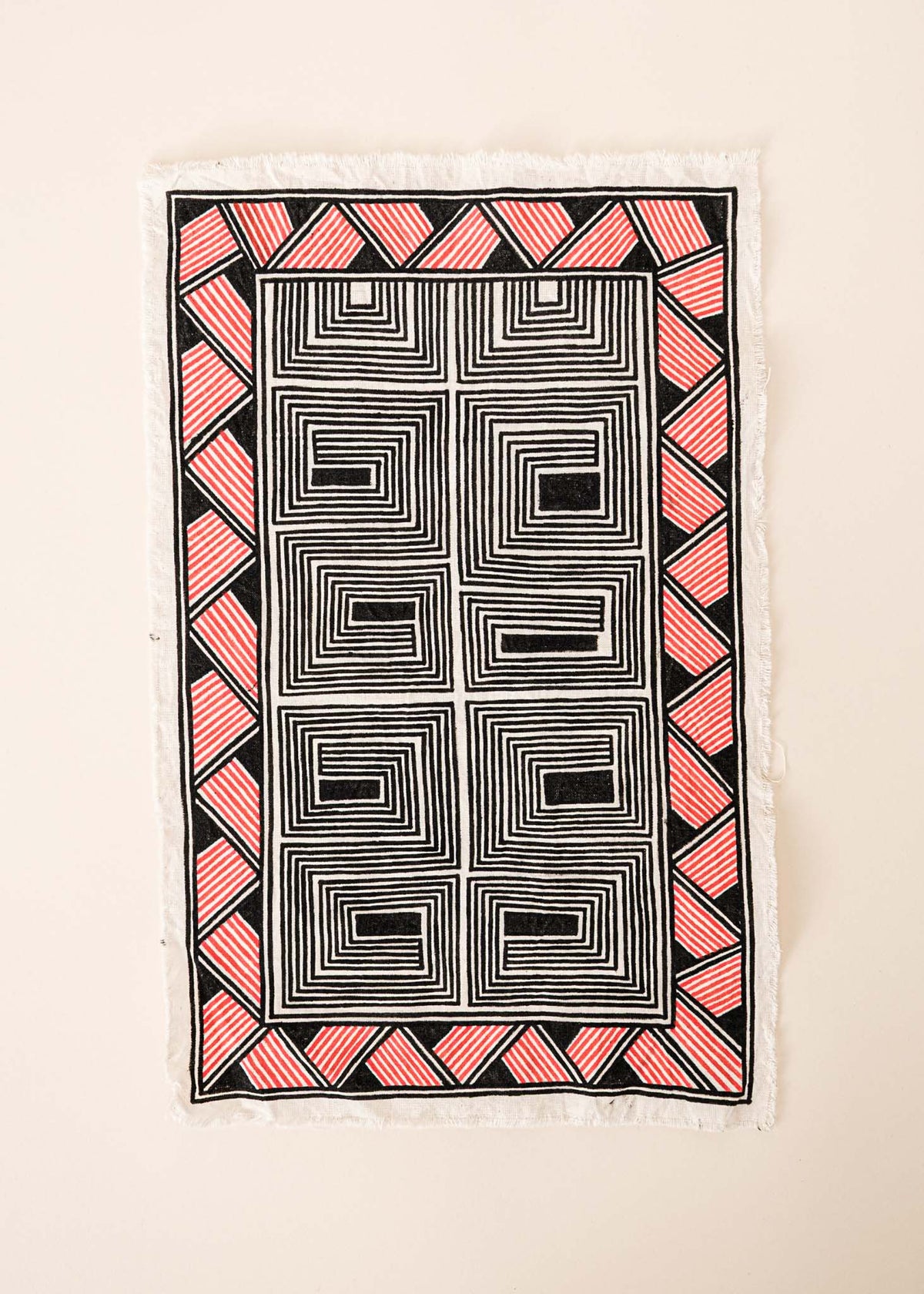 A pintura em tecido é uma inovação criativa indígena a partir de um dos aspectos mais característicos de suas culturas: a pintura corporal. A Tucum tem o prazer de apresentar toda a força e a beleza das pinturas indígenas!  Ganhe 10% de desconto na sua primeira compra!