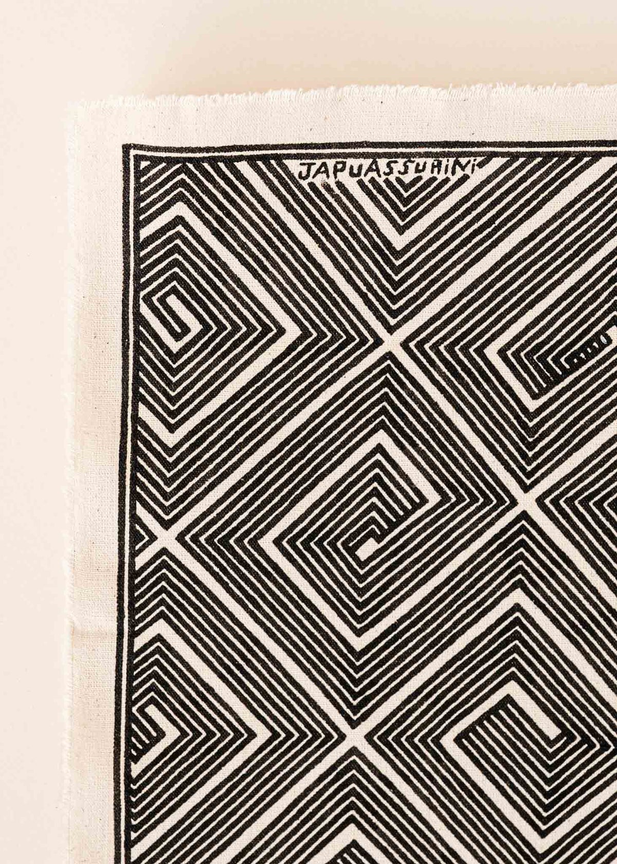 A pintura em tecido é uma inovação criativa indígena a partir de um dos aspectos mais característicos de suas culturas: a pintura corporal. A Tucum tem o prazer de apresentar toda a força e a beleza das pinturas indígenas!  Ganhe 10% de desconto na sua primeira compra!