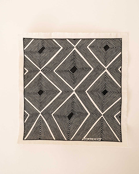 A pintura em tecido é uma inovação criativa indígena a partir de um dos aspectos mais característicos de suas culturas: a pintura corporal. A Tucum tem o prazer de apresentar toda a força e a beleza das pinturas indígenas!  Ganhe 10% de desconto na sua primeira compra!