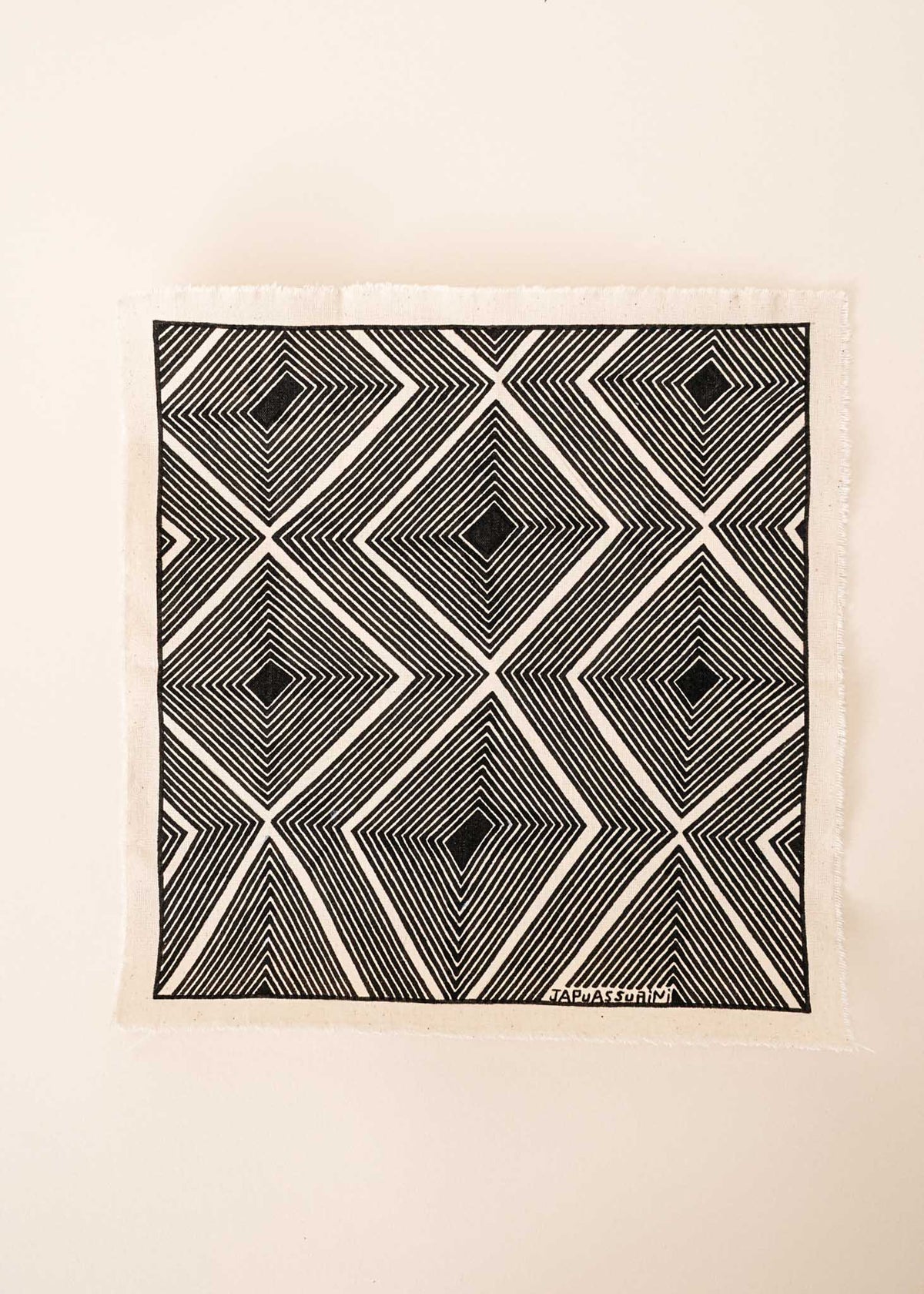 A pintura em tecido é uma inovação criativa indígena a partir de um dos aspectos mais característicos de suas culturas: a pintura corporal. A Tucum tem o prazer de apresentar toda a força e a beleza das pinturas indígenas!  Ganhe 10% de desconto na sua primeira compra!