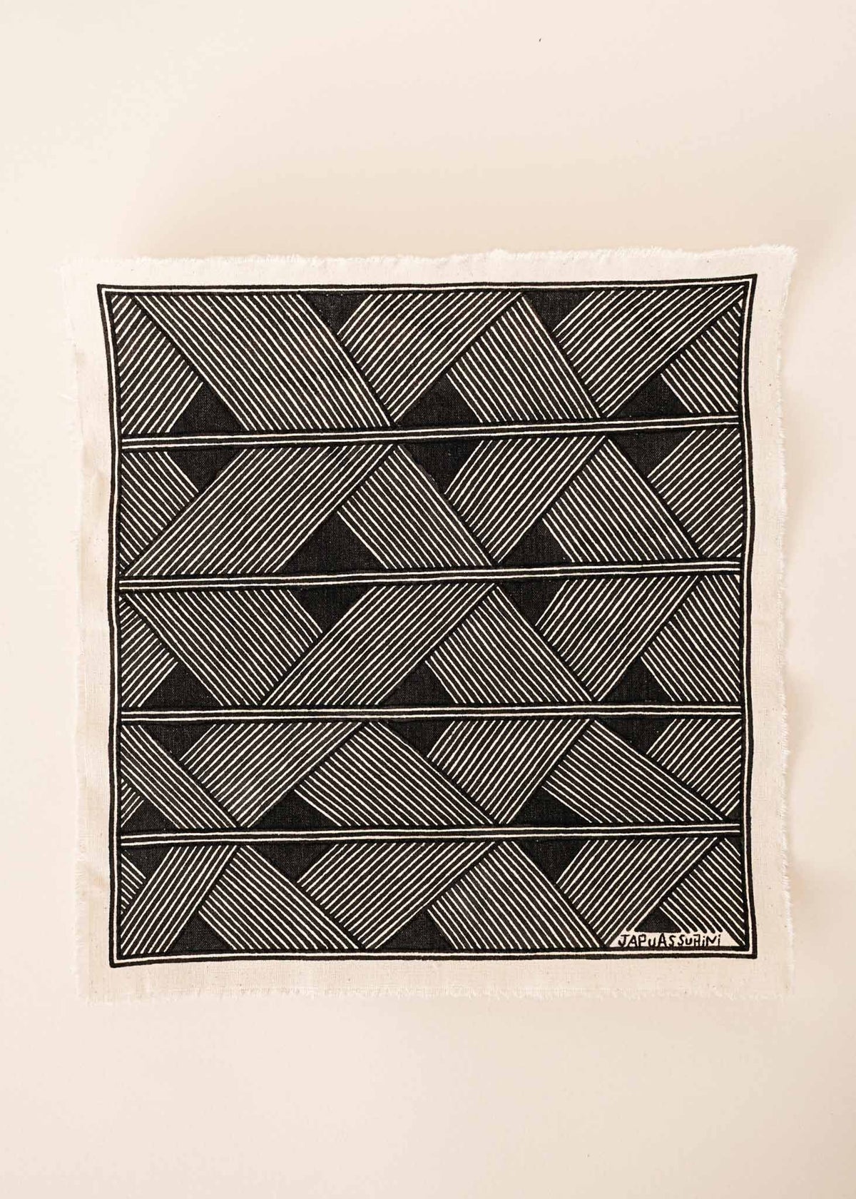 A pintura em tecido é uma inovação criativa indígena a partir de um dos aspectos mais característicos de suas culturas: a pintura corporal. A Tucum tem o prazer de apresentar toda a força e a beleza das pinturas indígenas!  Ganhe 10% de desconto na sua primeira compra!