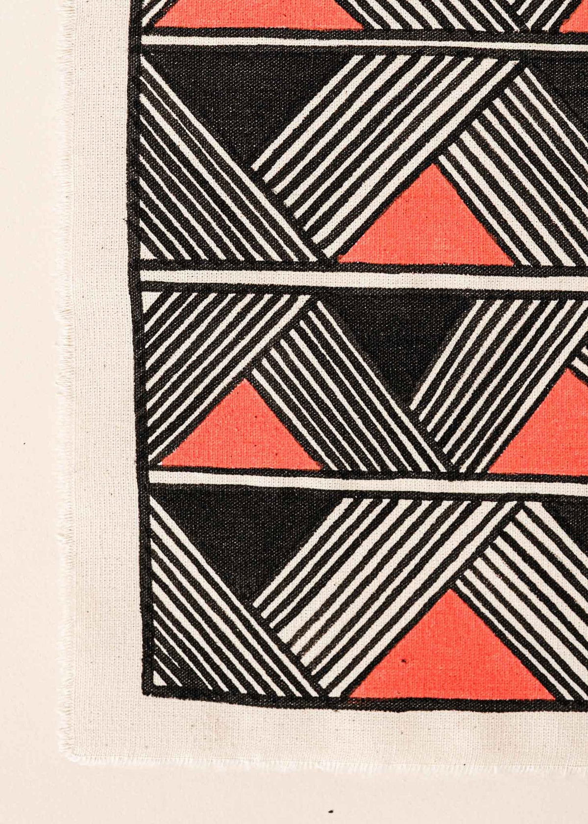 A pintura em tecido é uma inovação criativa indígena a partir de um dos aspectos mais característicos de suas culturas: a pintura corporal. A Tucum tem o prazer de apresentar toda a força e a beleza das pinturas indígenas!  Ganhe 10% de desconto na sua primeira compra!
