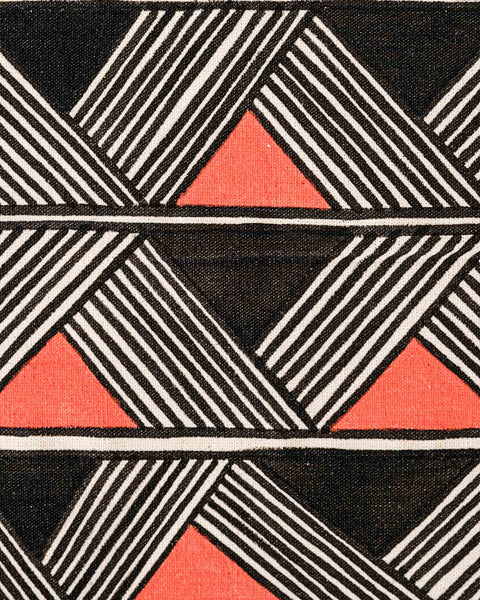 A pintura em tecido é uma inovação criativa indígena a partir de um dos aspectos mais característicos de suas culturas: a pintura corporal. A Tucum tem o prazer de apresentar toda a força e a beleza das pinturas indígenas!  Ganhe 10% de desconto na sua primeira compra!