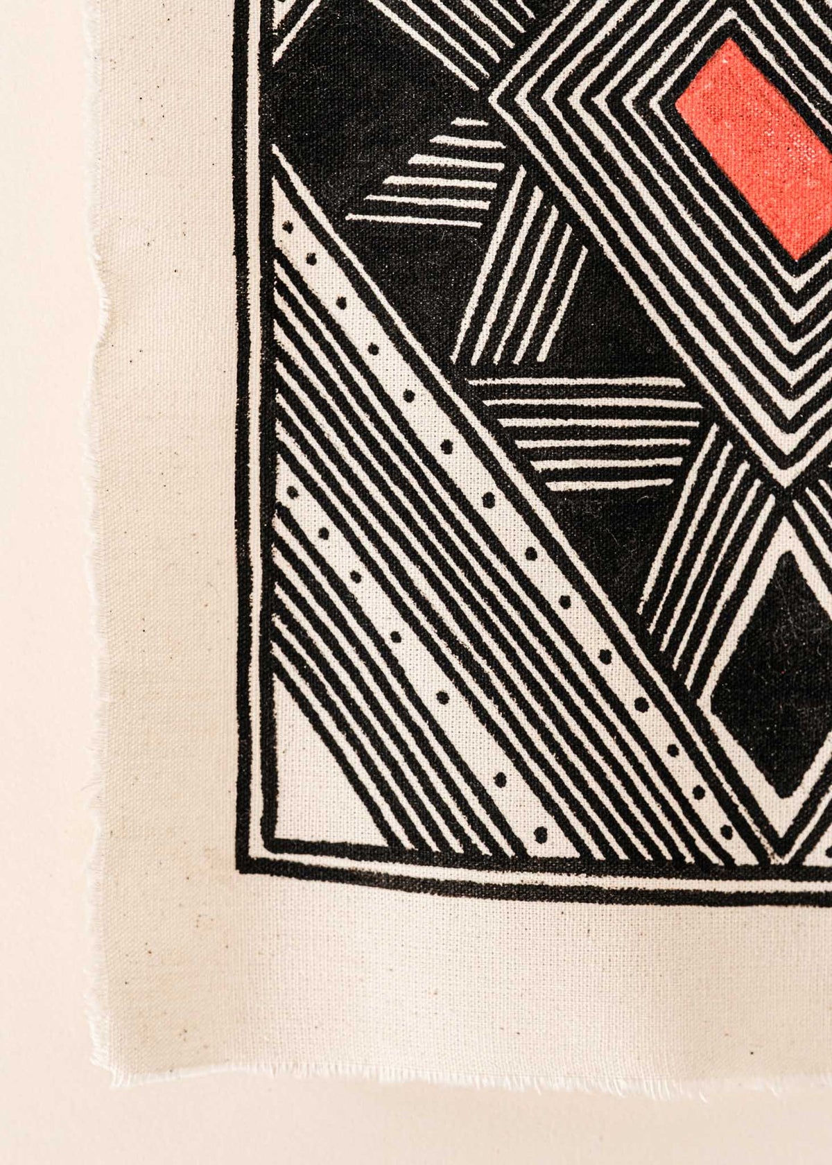 A pintura em tecido é uma inovação criativa indígena a partir de um dos aspectos mais característicos de suas culturas: a pintura corporal. A Tucum tem o prazer de apresentar toda a força e a beleza das pinturas indígenas!  Ganhe 10% de desconto na sua primeira compra!
