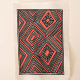 A pintura em tecido é uma inovação criativa indígena a partir de um dos aspectos mais característicos de suas culturas: a pintura corporal. A Tucum tem o prazer de apresentar toda a força e a beleza das pinturas indígenas!  Ganhe 10% de desconto na sua primeira compra!