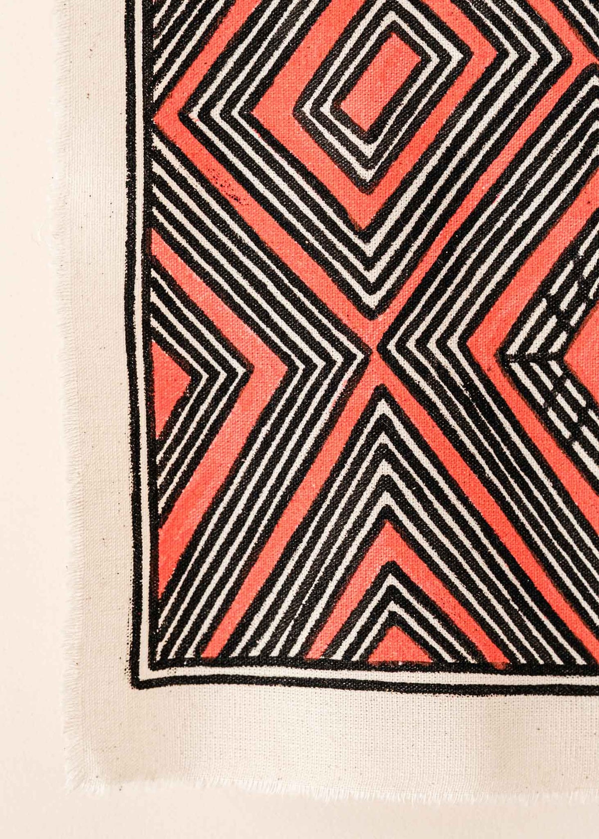 A pintura em tecido é uma inovação criativa indígena a partir de um dos aspectos mais característicos de suas culturas: a pintura corporal. A Tucum tem o prazer de apresentar toda a força e a beleza das pinturas indígenas!  Ganhe 10% de desconto na sua primeira compra!