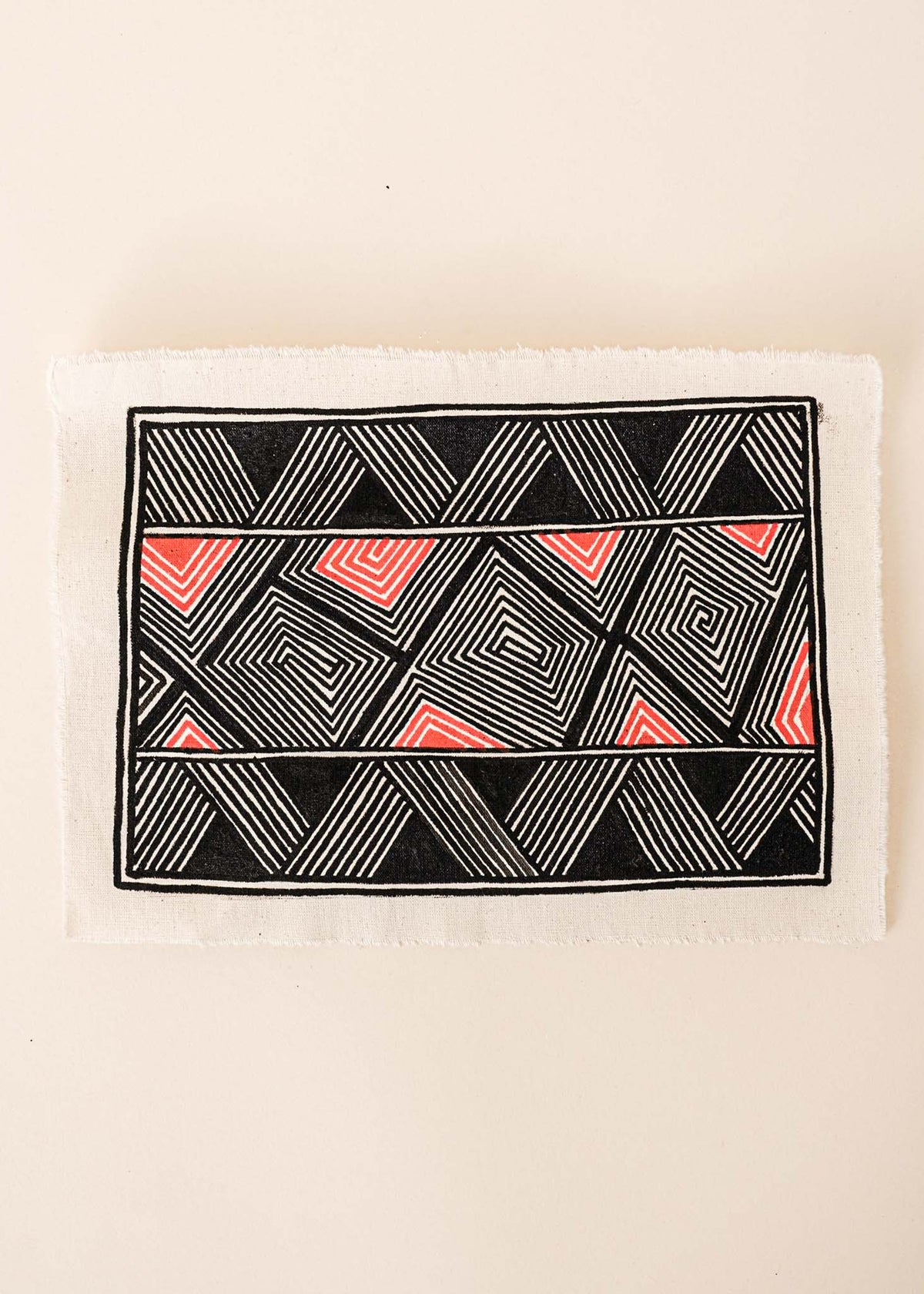 A pintura em tecido é uma inovação criativa indígena a partir de um dos aspectos mais característicos de suas culturas: a pintura corporal. A Tucum tem o prazer de apresentar toda a força e a beleza das pinturas indígenas!  Ganhe 10% de desconto na sua primeira compra!