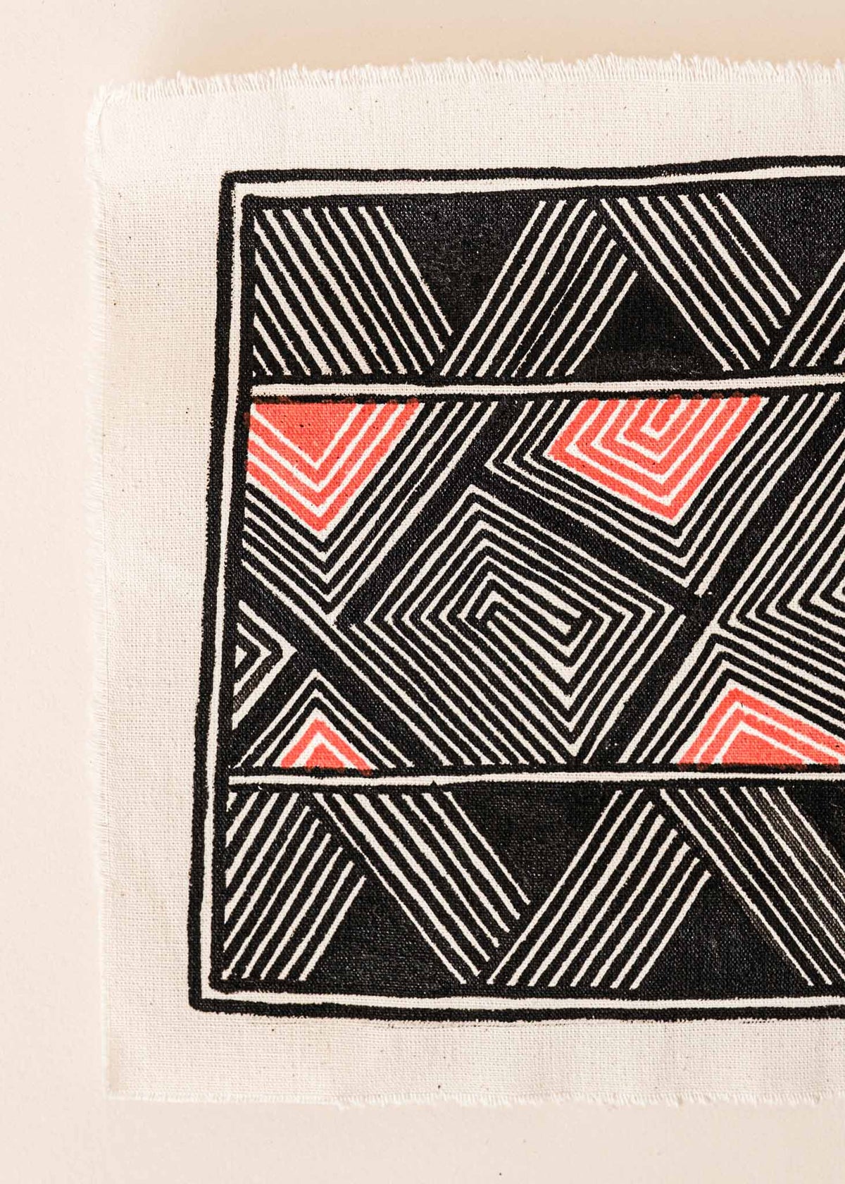 A pintura em tecido é uma inovação criativa indígena a partir de um dos aspectos mais característicos de suas culturas: a pintura corporal. A Tucum tem o prazer de apresentar toda a força e a beleza das pinturas indígenas!  Ganhe 10% de desconto na sua primeira compra!