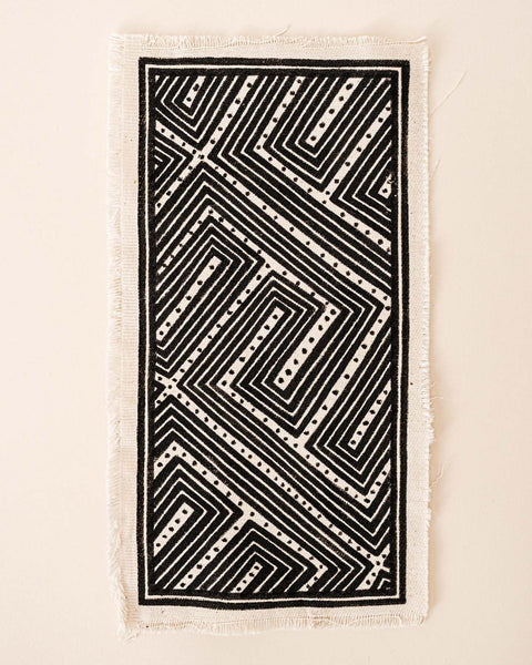 A pintura em tecido é uma inovação criativa indígena a partir de um dos aspectos mais característicos de suas culturas: a pintura corporal. A Tucum tem o prazer de apresentar toda a força e a beleza das pinturas indígenas!  Ganhe 10% de desconto na sua primeira compra!
