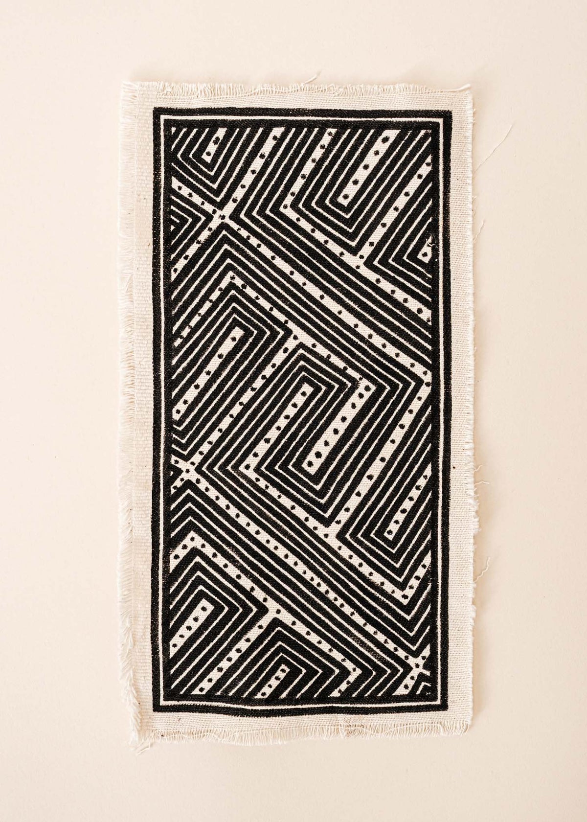 A pintura em tecido é uma inovação criativa indígena a partir de um dos aspectos mais característicos de suas culturas: a pintura corporal. A Tucum tem o prazer de apresentar toda a força e a beleza das pinturas indígenas!  Ganhe 10% de desconto na sua primeira compra!
