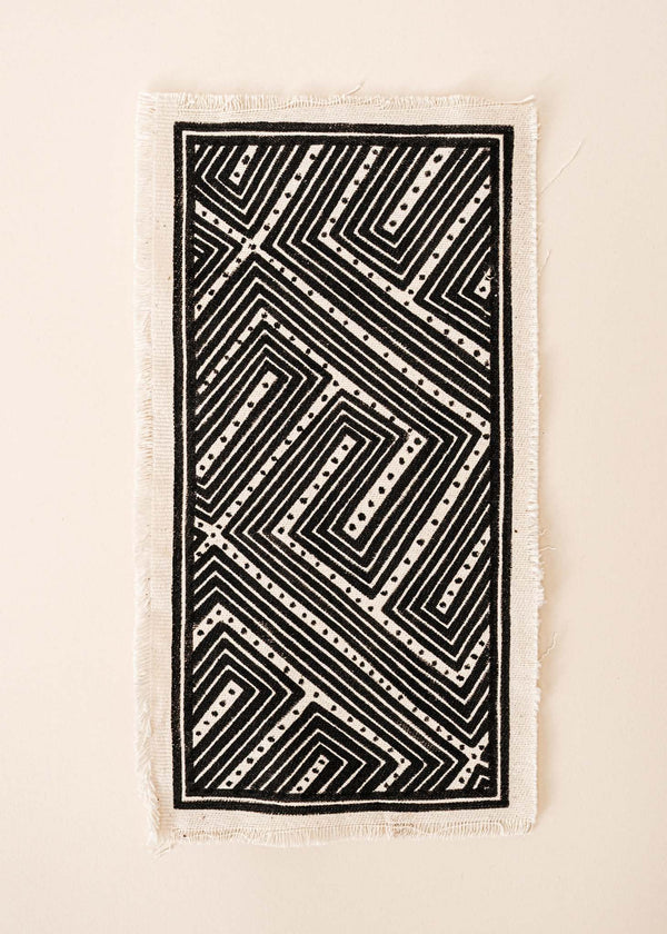 A pintura em tecido é uma inovação criativa indígena a partir de um dos aspectos mais característicos de suas culturas: a pintura corporal. A Tucum tem o prazer de apresentar toda a força e a beleza das pinturas indígenas!  Ganhe 10% de desconto na sua primeira compra!
