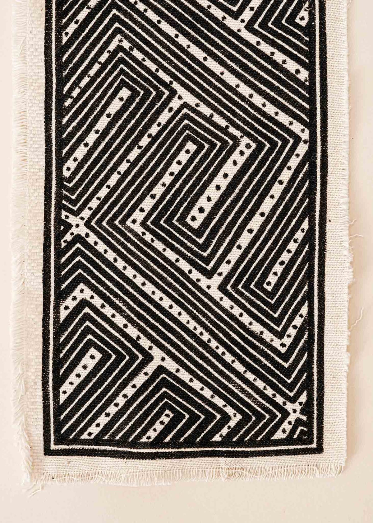 A pintura em tecido é uma inovação criativa indígena a partir de um dos aspectos mais característicos de suas culturas: a pintura corporal. A Tucum tem o prazer de apresentar toda a força e a beleza das pinturas indígenas!  Ganhe 10% de desconto na sua primeira compra!
