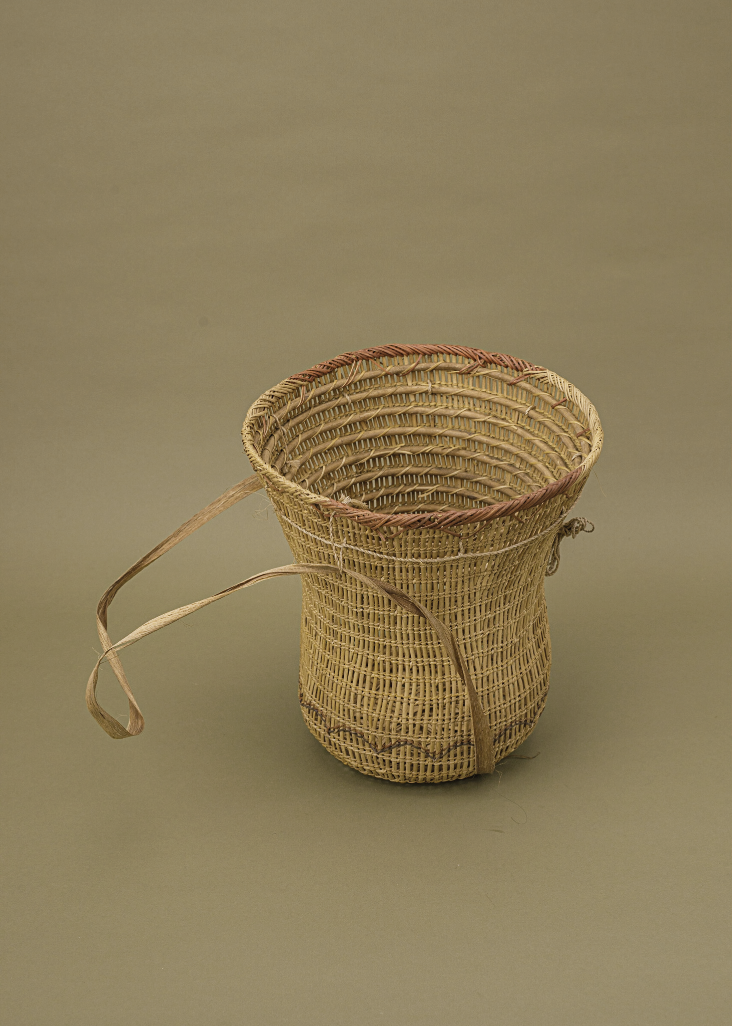 Cesto de fibras bege feito pelo povo Yekwana, artesanato indígena brasileiro